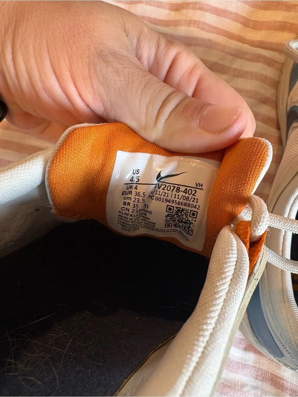 Nike Kids Low-Top Sneakers in Cream, Blue and Orange
